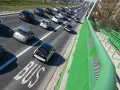 Na buspasie jedzie samochód elektryczny, pokazując, czy samochody elektryczne mogą jeździć buspasem.