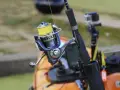 Niebieski kołowrotek spinningowy z żółtą żyłką, gotowy do akcji. W tle widać kajak i kamerę GoPro.