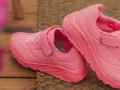 Różowe buty Skechers na rzepy, idealne buty na prezent dla małej damy.