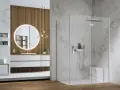 Elegante doccia nel muro con soffione a pioggia e seduta integrata, circondata da marmo.
