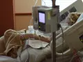 Pacjentka w szpitalu, podłączona do kroplówki. Zastanawiasz się, **histeroskopia co to**? To badanie diagnostyczne narządów rodnych.