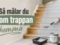 En person med handskar målar trappsteg grå med en liten roller. Texten "Så målar du om trappan hemma" syns till vänster.