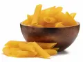 Makaron bezglutenowy kukurydziany w drewnianej misce, obok garść makaronu. Ryżowy też jest pyszny!