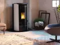 Stufa a pellet moderna con fiamme vive. La presa aria stufa pellet obbligatoria è integrata nel design elegante.