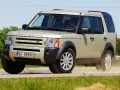 Złoty Land Rover Discovery 3 w ruchu, unoszący kurz. Temat: land rover discovery 3 awarie i problemy.