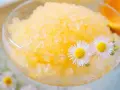 Erfrischendes Zitronen-Granita-Rezept in einem Glas, garniert mit Gänseblümchen. Perfekt für heiße Tage!