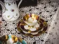 Elegancka porcelana, filiżanki i dzbanek ozdobione złotem i kwiatami. Idealne pamiątki, by poczuć klimat Austrii. Co przywieźć z Austrii? Takie cuda!