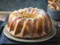 Wilgotna babka piaskowa Ewy Gotuje, posypana cukrem pudrem i skórką cytrynową, wygląda apetycznie.