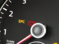 Das EPC leuchtet und das Auto ruckelt. Die Batteriewarnleuchte ist ebenfalls an.