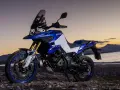 Suzuki V-Strom 1050 DE blu e bianca su una spiaggia al tramonto. Le opinioni su questa moto sono unanimi: avventura pura.