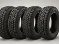 Quattro pneumatici invernali di marche diverse (Continental, Michelin, Pirelli, Nokian) con battistrada aggressivo, pronti ad affrontare neve e ghiaccio.