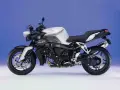 Srebrno-czarny motocykl BMW K 1200 R z niebieskimi akcentami, gotowy do dynamicznej jazdy.