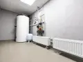 Kotłownia z bojlerem, pompami i grzejnikami. Widać tu instalację grzewczą, gdzie separator co zapewnia prawidłowy obieg wody.