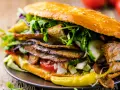 Ile kalorii ma kebab w tortilli z frytkami? Zaskakujące liczby!