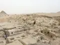 Site de fouilles en Égypte, une découverte archéologique majeure révèle des structures anciennes dans le sable.