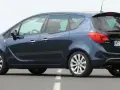 Ciemnoniebieski Opel Meriva B z polskimi tablicami WE 3428V na drodze.