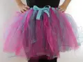 Jolie jupe tutu adulte rose et bleu, avec un nœud. Pour un tel volume, combien de mètre de tulle pour faire un tutu adulte ?