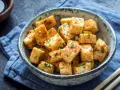 Chrupiące kostki tofu, posypane ziołami, idealne do wielu przepisów. Pyszna i zdrowa przekąska.