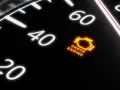 Das leuchtende gelbe Motorkontrollleuchte Symbol auf dem Armaturenbrett signalisiert, dass der Motor überprüft werden muss.