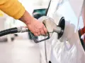 Tankowanie mojego Peugeota 307 2.0 HDI. Dłoń trzymająca pistolet paliwowy przy wlewie.