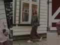 Uśmiechnięta blondynka prezentuje różne stylizacje ootd: w różowym kardiganie, w bluzce w paski i w różowej bluzce w paski z czapką.