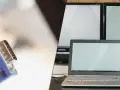 Ein VGA-Kabel wird verwendet, um einen Laptop mit einem Bildschirm zu verbinden. Mehrere Monitore sind im Hintergrund zu sehen.