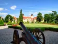 Działo na brukowanym dziedzińcu przed pałacem w Książańskim Parku Krajobrazowym.