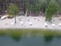 Plaża z domkami i barem nad jeziorem, idealne miejsce na magic camping Lubniewice.