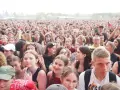 Tłum ludzi na lodz summer festival, z rękami w górze, cieszący się muzyką.