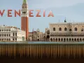 Venezia vista dall'acqua, con un'illusione ottica che mostra cosa c'è sotto Venezia: un abisso di pali di legno.