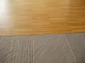 Unire pavimenti in parquet e pietra per un open space. Come unire il pavimento se abbatto il muro.