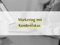 Marketing mit Kundenfokus: Eine Person arbeitet am Laptop, um die Bedürfnisse der Kunden zu verstehen und maßgeschneiderte Lösungen zu entwickeln.