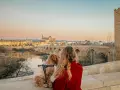 Kordoba co zobaczyć: widok na Mezquitę i rzekę Gwadalkiwir z mostem rzymskim. Kobieta z psem podziwia panoramę miasta.