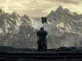 Un guerrero con armadura y un estandarte observa un castillo en ruinas y montañas nevadas. Un paisaje épico para tu **Dark Souls 3 guía**.