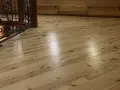 Piękna, świeżo po olejowaniu podłoga z desek sosnowych, lśniąca i gotowa na lata.