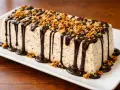 Delizioso parfait di mandorle, ricoperto di cioccolato fuso e croccante granella.
