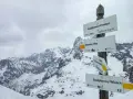 Zimowy krajobraz Tatr z drogowskazami na Szpiglasową Przełęcz, Morskie Oko i Szpiglasowy Wierch.