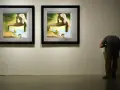 Deux tableaux surréalistes de style dali gala, avec une figure humaine penchée, observant une œuvre.