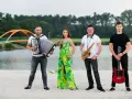 Teraz my - zespół skład: akordeonista, wokalistka, saksofonista i gitarzysta pozują na plaży.