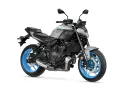 Szary motocykl Yamaha MT-07 z niebieskimi felgami. Poznaj jego yamaha mt-07 dane techniczne i poczuj moc!