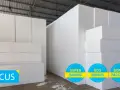 Magazzino con blocchi di polistirolo bianco. La scheda tecnica eps 100 è visibile su alcuni blocchi. Tre cerchi con scritte "Super Bonus", "Eco Bonus" e "Bonus Facciate".