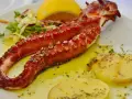 Grillad bläckfisk med potatis, citron och sallad. En smak av kroatisk mat som förför dina sinnen.