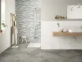 Baño moderno con ducha de azulejos grises y blancos. Aprende como limpiar azulejos baño para mantenerlo impecable.
