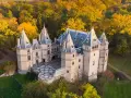 Piękny zamek w otoczeniu jesiennych drzew. Wspaniały przykład zamków w Polsce, zachwyca architekturą i kolorami.