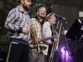 Adam Kłosiński z zespołem na scenie, grają na saksofonie i puzonie.