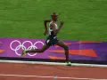 Zawodnik w biegu na 800 metrów, w barwach Wielkiej Brytanii, pokonuje dystans z determinacją.