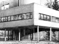 Szkic nowoczesnego domu z przeszklonymi ścianami i tarasem, tworzący harmonijną kompozycję geometryczną.