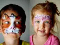 Zwei Kinder mit tollen Gesichtern: Ein Junge als Tiger, ein Mädchen als Prinzessin. Schnell Kinderschminken einfach gemacht!