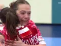 Emocjonalne objęcie po zwycięstwie. Barbara Jeż ze łzami radości na twarzy, w koszulce z polską flagą.