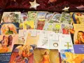 Tarot y oráculo: cartas con ángeles y símbolos místicos. Una guía visual para la diferencia entre oráculo y tarot.